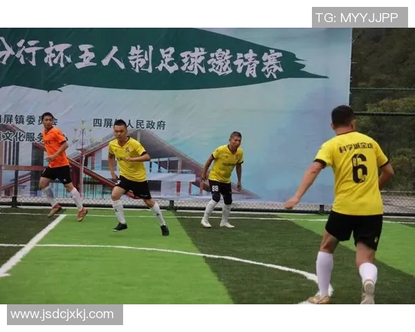 重庆足球队在邀请赛中的拼搏历程与荣耀时刻回顾
