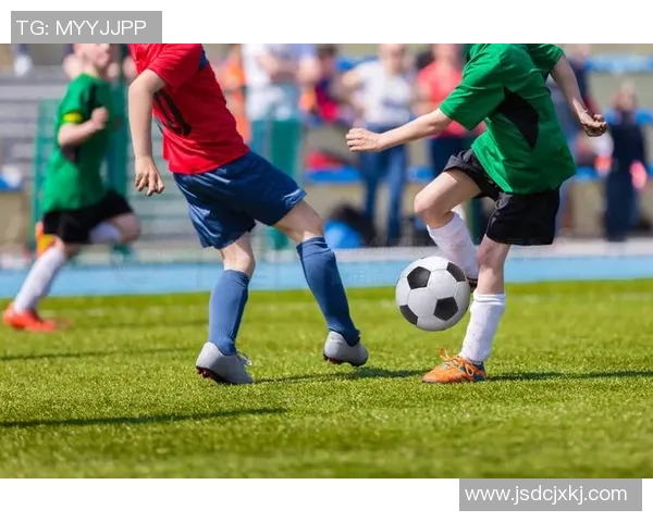 布里班狮与惠灵顿的激烈对决展现足球魅力与团队精神