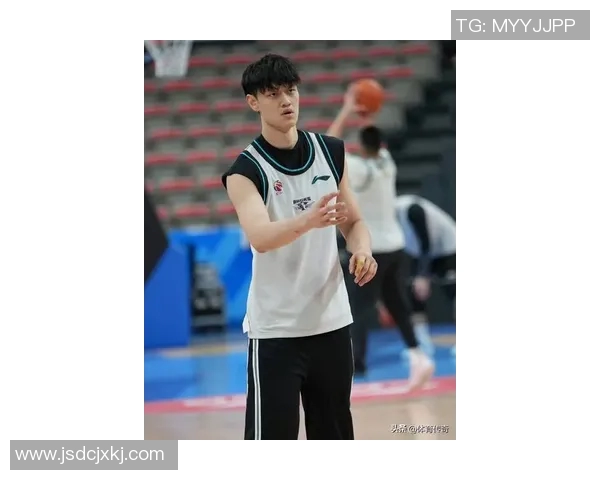 曾凡博的篮球之路:从青涩少年到职业赛场的奋斗历程与梦想追逐 曾凡博的篮球之路:从青涩少年到职业赛场的奋斗历程与梦想追逐