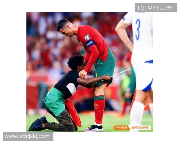 欧冠赛场惊现奇葩事件球迷冲入场内抢C罗球衣引热议 欧冠赛场惊现奇葩事件球迷冲入场内抢C罗球衣引热议