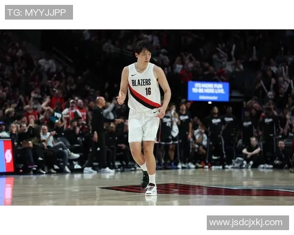 勇士与马刺激战四月十一日NBA季后赛精彩对决引发球迷热议 勇士与马刺激战四月十一日NBA季后赛精彩对决引发球迷热议